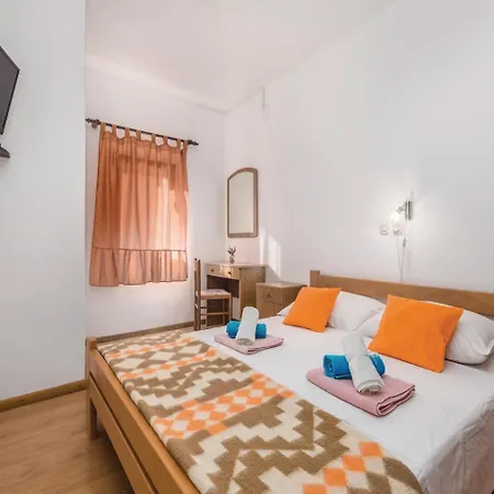 Three-bedroom Holiday In Pag 파그