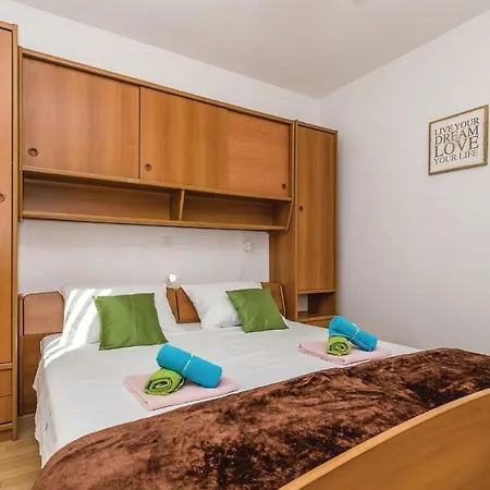 Three-bedroom Holiday In Pag