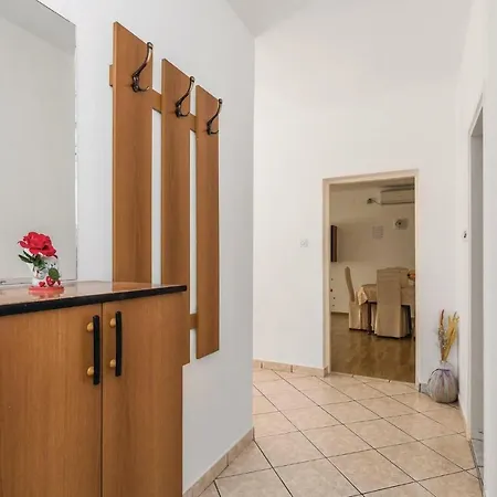 Three-bedroom Holiday In Pag 펜션 파그