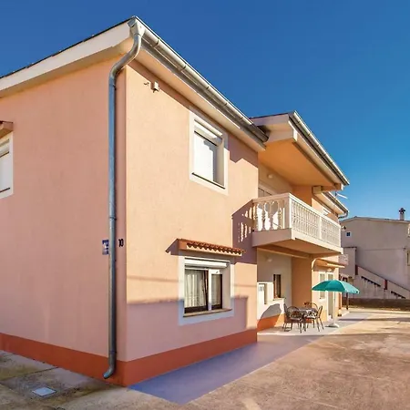 Three-bedroom Holiday In Pag 파그