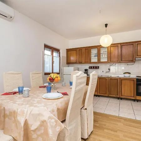 Three-bedroom Holiday In Pag 파그