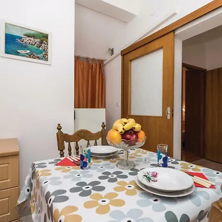 Three-bedroom Holiday In Pag Pag Town